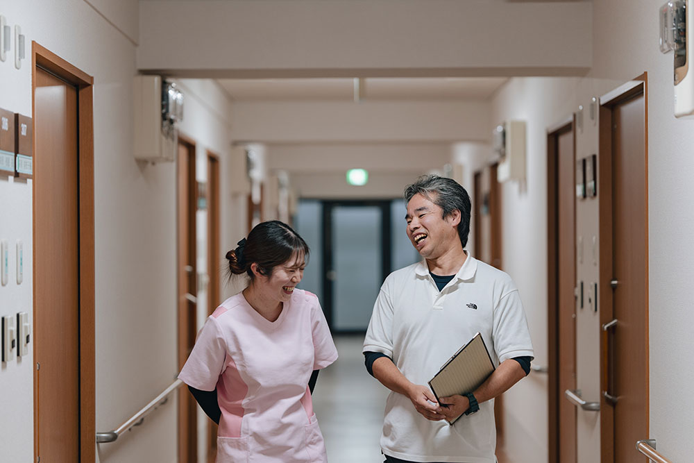 女性職員と男性職員